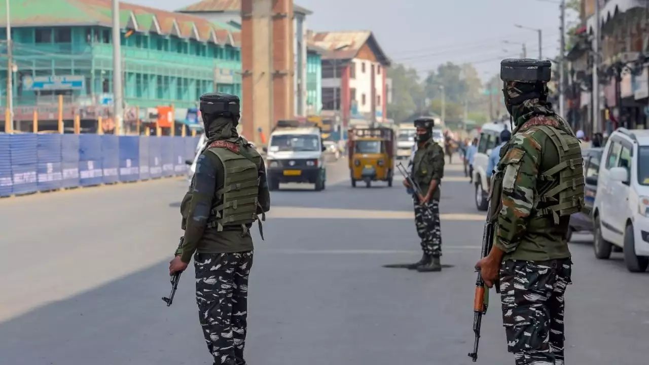 जम्मू- कश्मीर में जवानों ने सुबह-सुबह पांच आतंकियों को किया ढेर,  2 जवान घायल