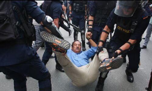 Aaj ki Taaza Khabar: राजतंत्र समर्थकों के प्रदर्शन के दौरान पूर्व उपप्रधानमंत्री को घसीटते हुए ले गई पुलिस, पढ़ें 1 जून की बड़ी खबरें